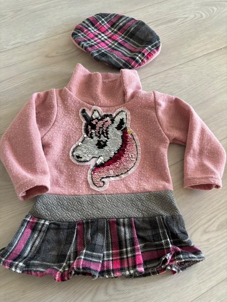 Teplé saty s baretkou, 68