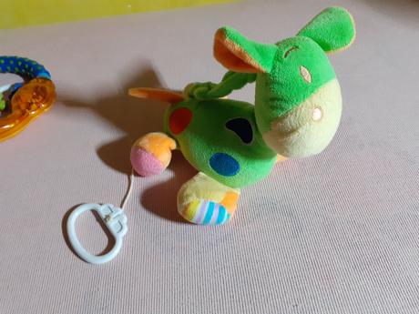 Hracia deka s rôznymi hračkami,