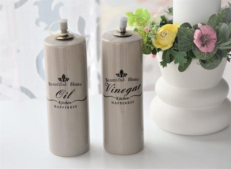 Keramické nádobky na olej a ocot,