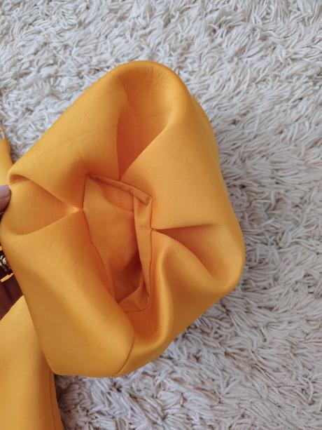 Oranžové šaty s krátkymi puf rukávmi, s