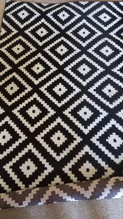 Koberec čierno biely, 