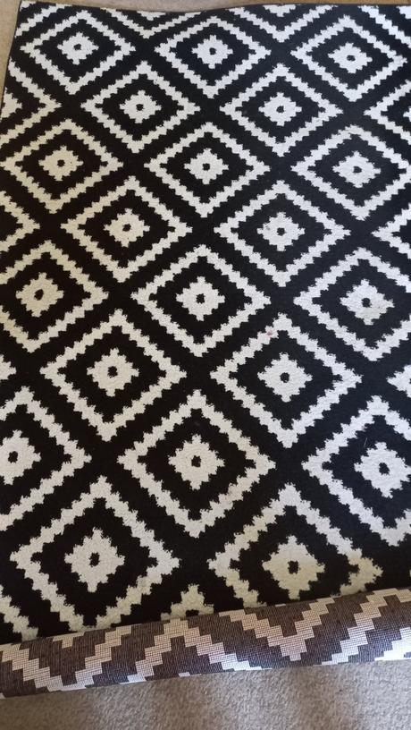 Koberec čierno biely, 