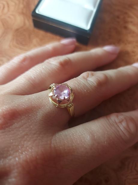 Zlatý prsteň s ružínom, 