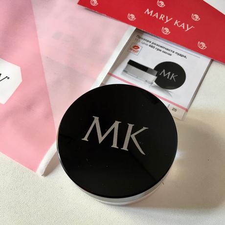 Transparentný sypký púder mary kay pearl,