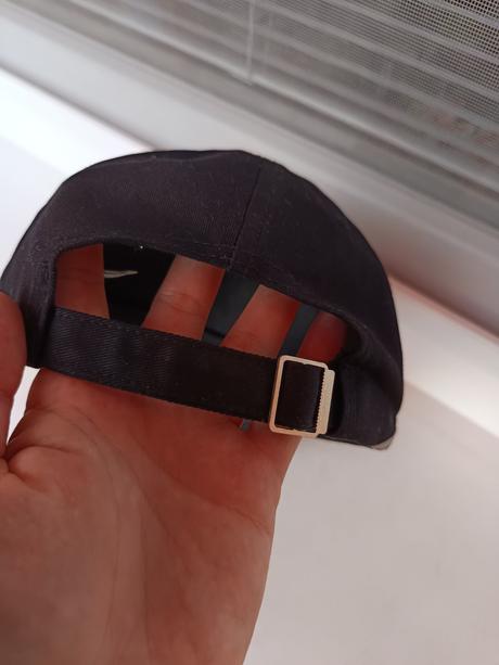 Čierna šiltovka nasa, 