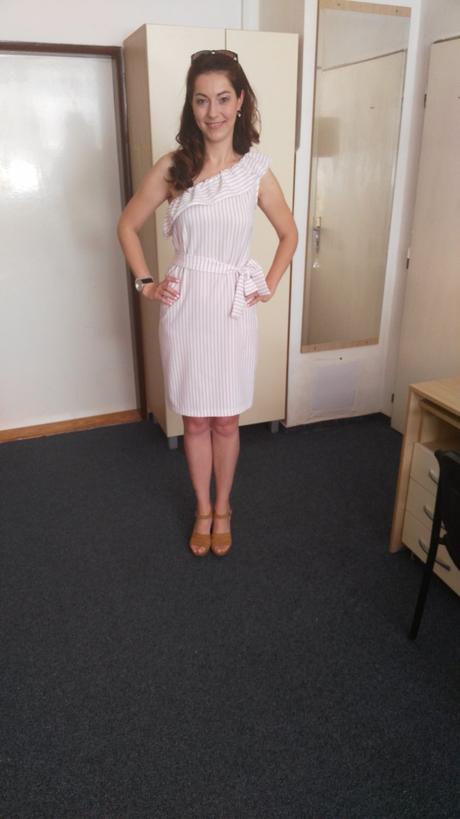 Ružové šaty na jedno rameno, 38