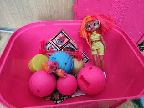 Lol suprise omg doll neonlicious v kufriku s babik,