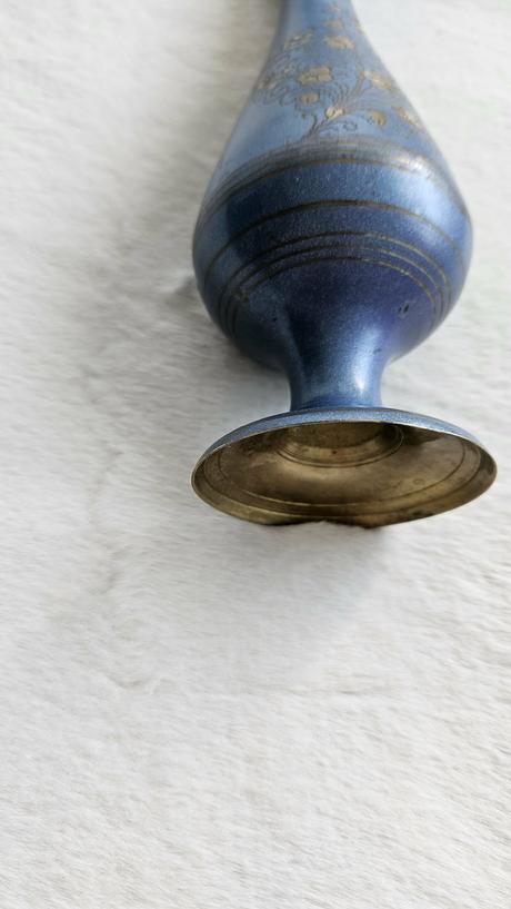 Štíhla kovová váza s modrým smaltom a ornamentmi,