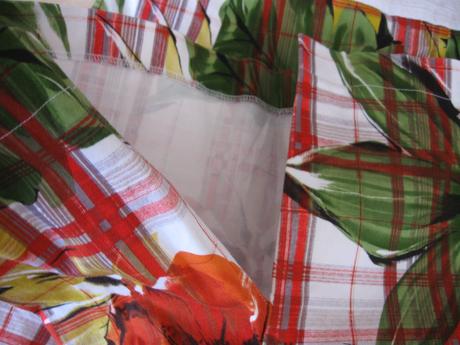 Zaujímavé dámske šaty, s