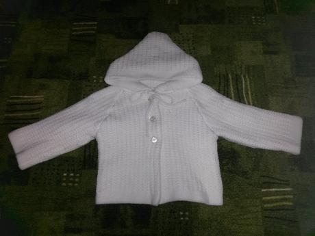 Biely svetrík s kapucňou, 86