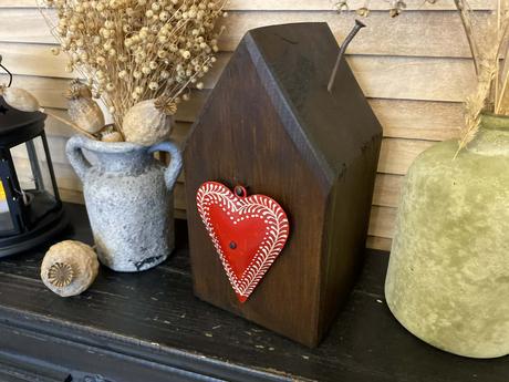 Drevený dekoračný domček a drevené okienko, 