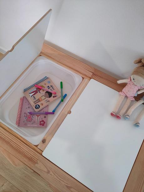 Flisat detský stolík 83x58 cm so stolickami, 