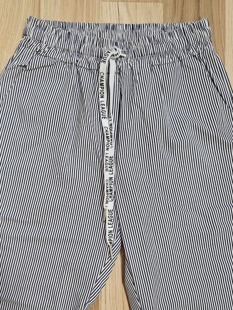 Tenké pásikavé nohavice, s