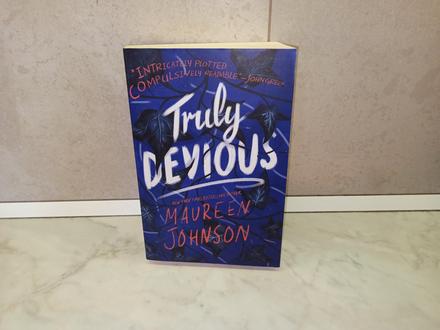 Maureen johnson - truly devious, 