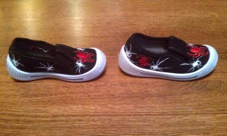 Plátenky alebo papučky minimálne nosené, 23