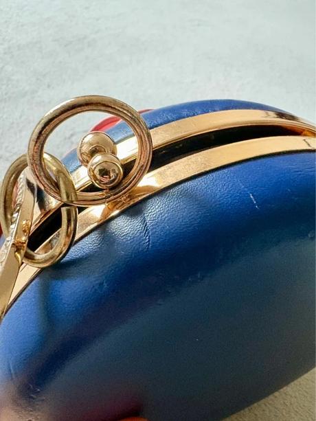 Elegantná okrúhla kabelka s 3d kvetmi, 