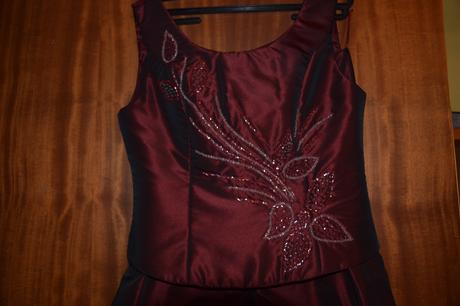 Krásne šaty bordovej farby, vyšívaný vrchný diel, 42