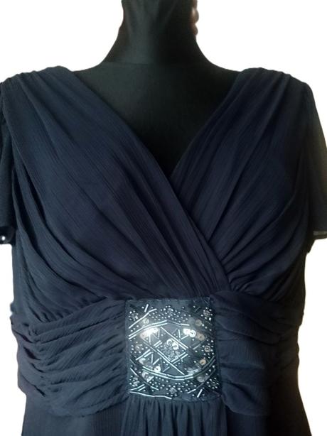 Ľahučké spoločenské šaty, 42