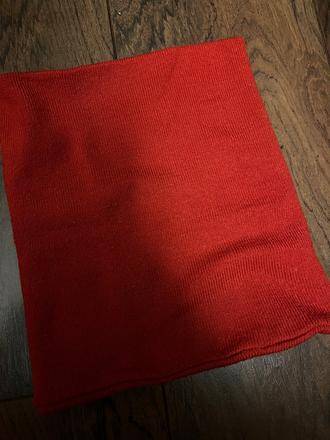 Červený nákrčník, zara,m