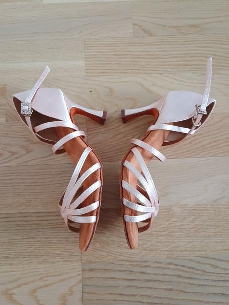 Tanečné topánky, 37