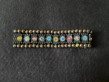 Pestrofarebny naramok s kamienkami, 