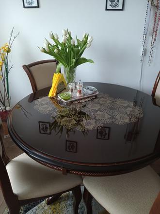 Predám okrúhly stôl, 