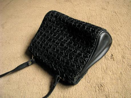 Malá čierna vintage kebelka,