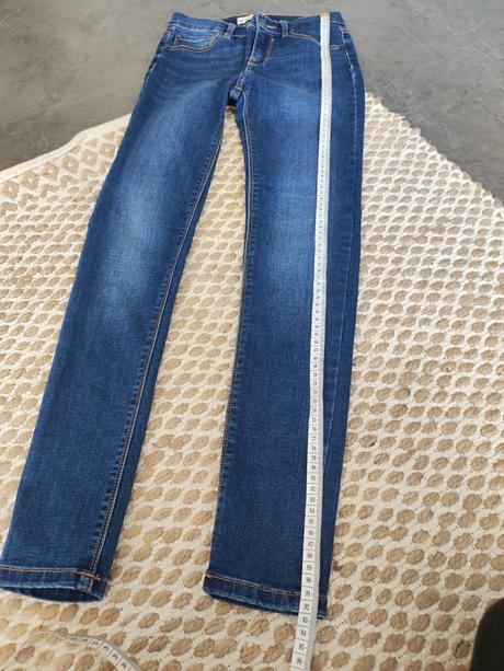 Strečové slim rifle s vysokým pásom, pull&bear,xs