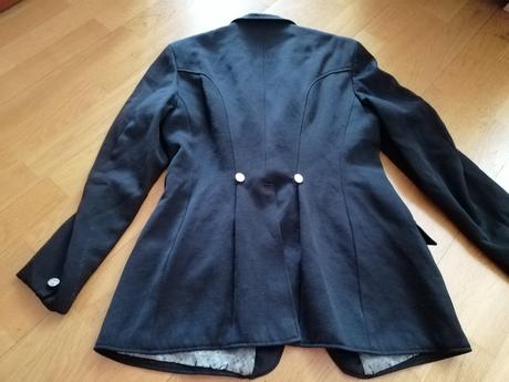 Čierne sako, 40