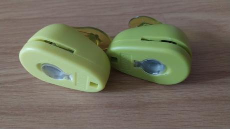 2 mensie vysekavacky na papier -kvetinka a jablcko, 