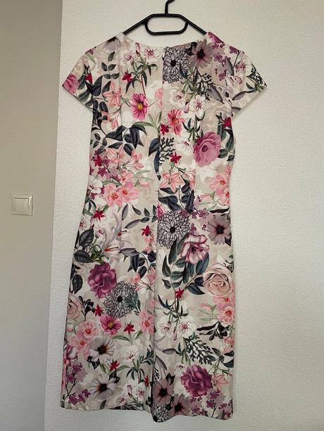 Príležitostné šaty, 42