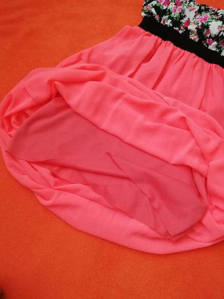 Kvetované šaty bez ramienok, s