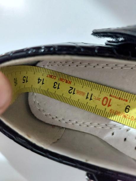 Dievcenské sandále, 25