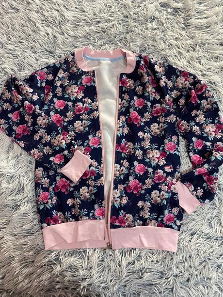 Dievčenský sveter s kvetinkami, 170