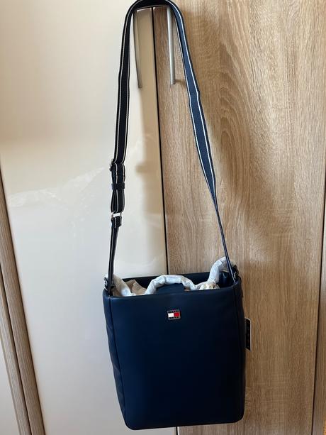 Tommy hilfiger prekrasna damska kabelka, tommy hilfiger