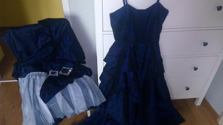 Tmavomodré spoločenské šaty, s