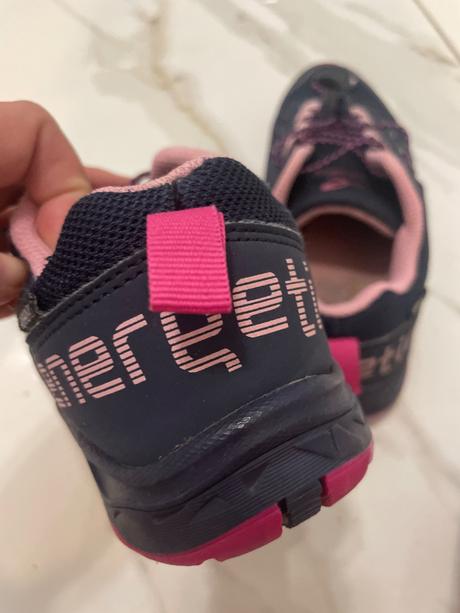 Trekové tenisky, 32