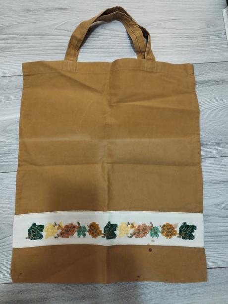 Rucne sita a vysivana starsia pevna taska, 