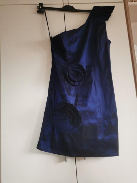 Tmavomodre šaty s perleťovým odleskom, l