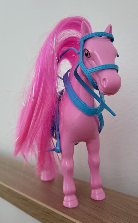 Rúžový kôň s postrojom,