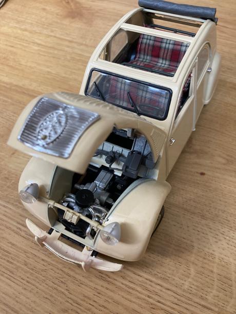 Maisto model auta citroen 2 cv kačka 1/18,