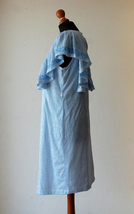 Pôvabné svetlomodré šaty 2heart s volánmi, l