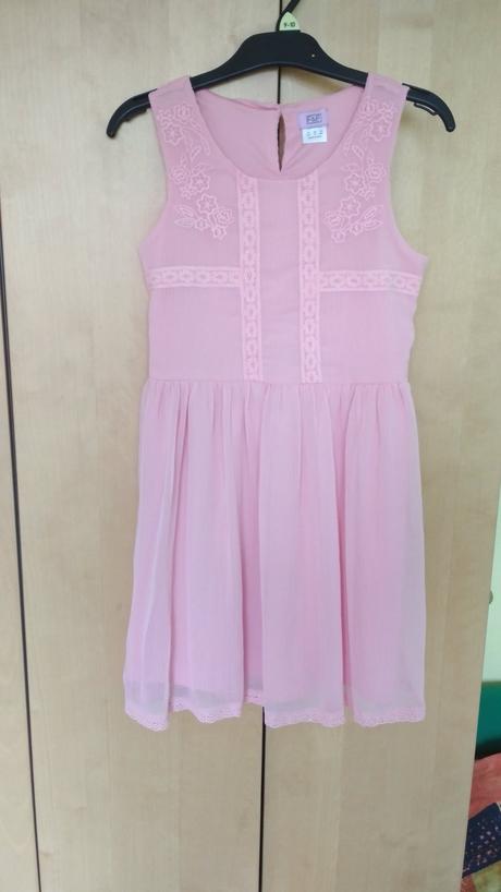 Krásne šaty - nenosené, boli iba oprané, f&f,134