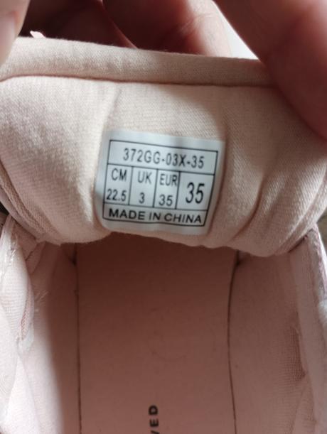 Nenosené tenisky, reserved,35