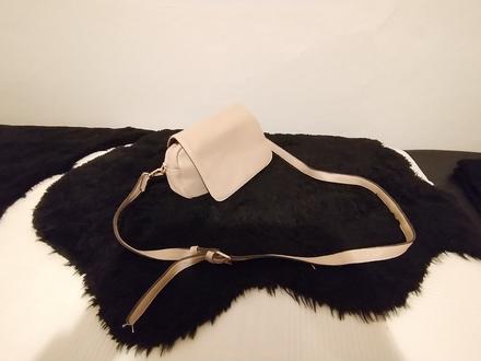 Béžová crossbody malá kabelka,