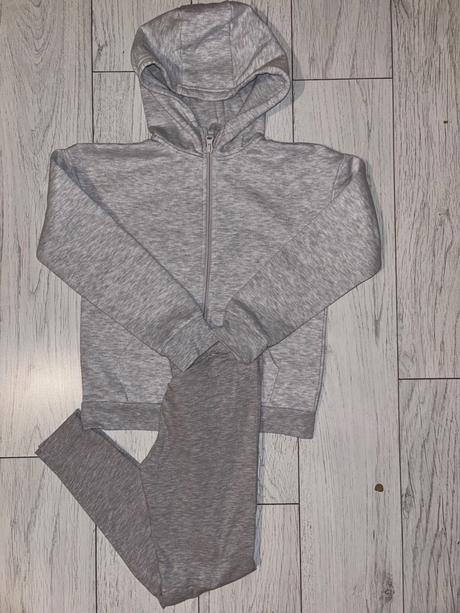 Mikina a legíny, 140