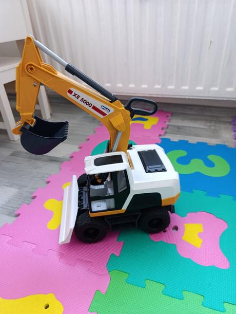 Bruder kolesovy bager, 