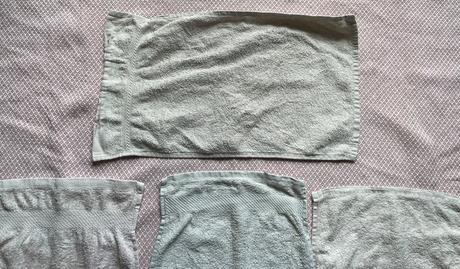 7 sivých a ružových uterákov na ruky, 2 plienky,