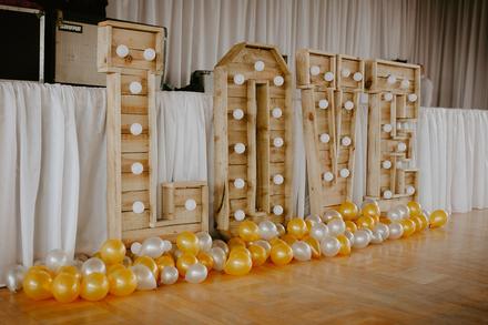 Predám drevený nápis love, 