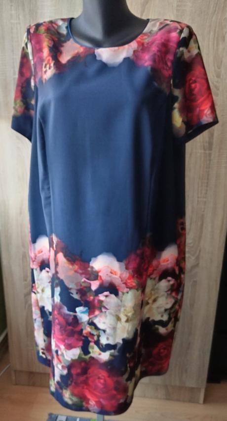 Elegantné tmavomodré kvetované šaty, 50